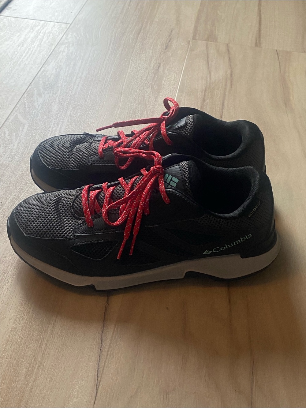 Women’s waterproof hiking shoes